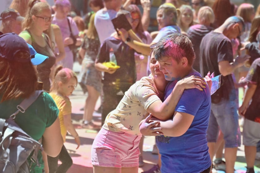 Radosne i bardzo kolorowe święto Holi na dworcu świebodzkim.