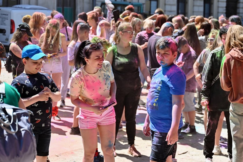 Radosne i bardzo kolorowe święto Holi na dworcu świebodzkim.