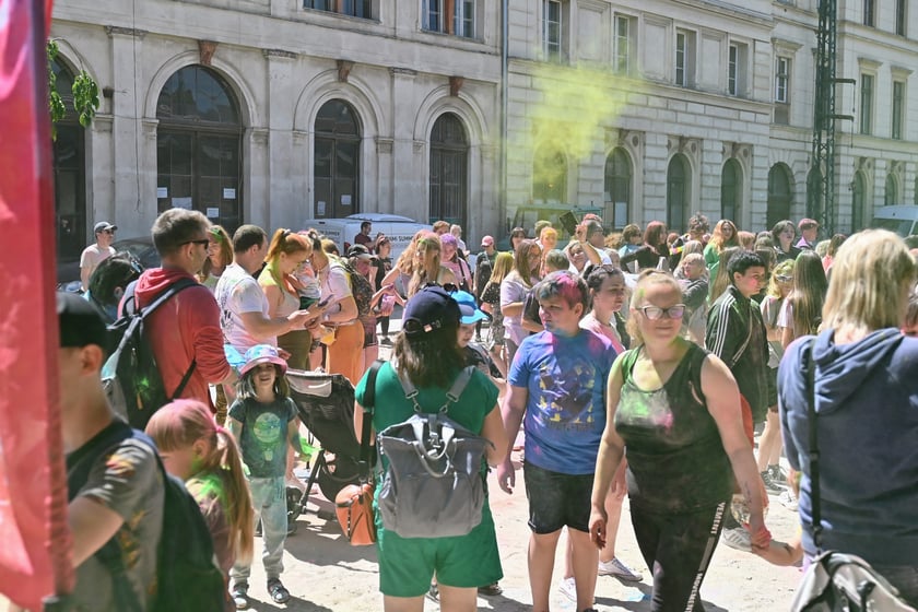 Radosne i bardzo kolorowe święto Holi na dworcu świebodzkim.