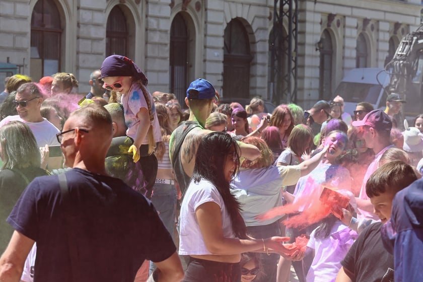 Radosne i bardzo kolorowe święto Holi na dworcu świebodzkim.