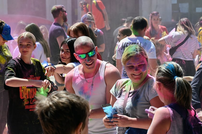 Radosne i bardzo kolorowe święto Holi na dworcu świebodzkim.