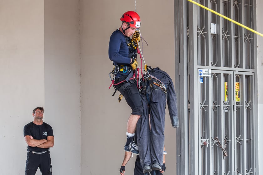 Strażacy podczas zawodów w ratownictwie wysokościowym
