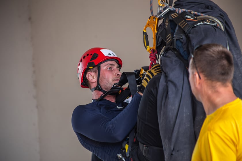 Strażacy podczas zawodów w ratownictwie wysokościowym