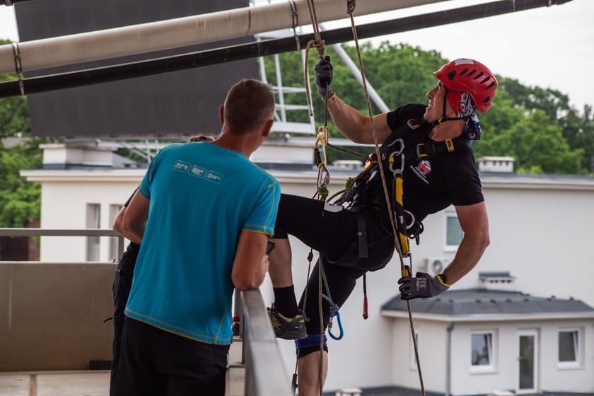 Strażacy podczas zawodów w ratownictwie wysokościowym
