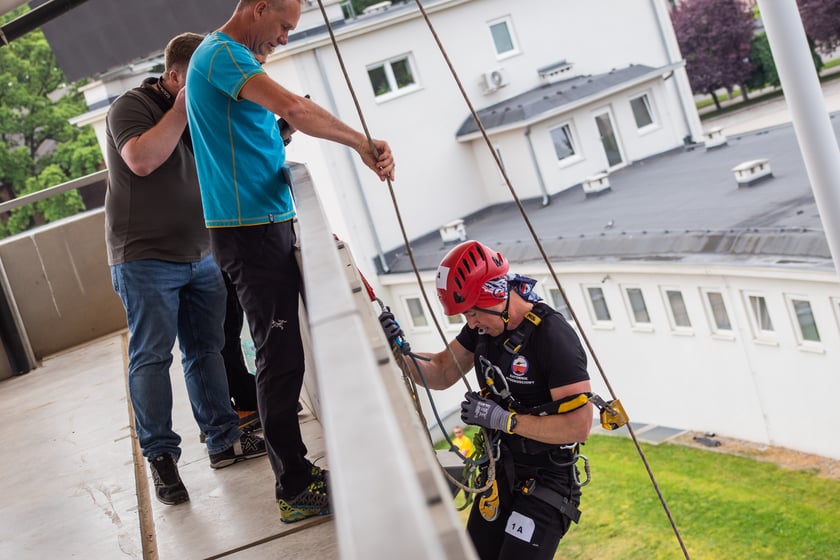 Strażacy podczas zawodów w ratownictwie wysokościowym
