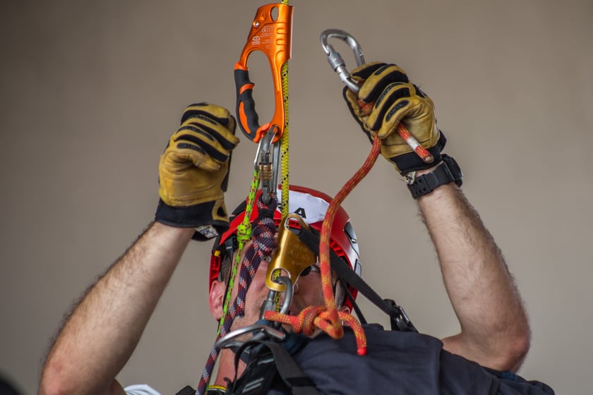 Strażacy podczas zawodów w ratownictwie wysokościowym