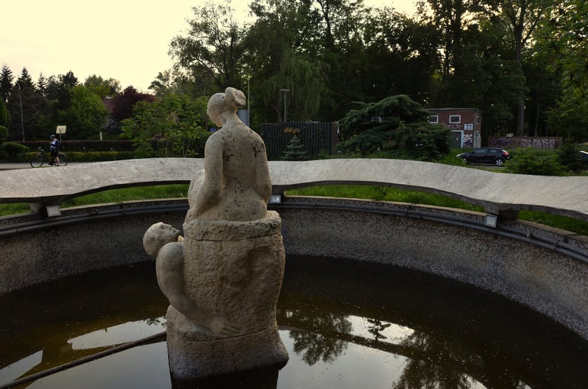 fontanna "Kochankowie" przy ulicy Okólnej we Wrocławiu