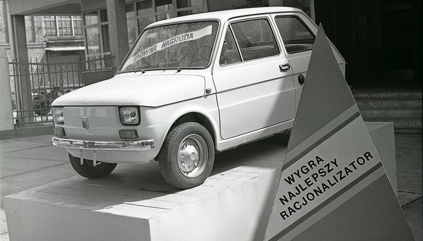 Fiat 126p ? nagroda dla najlepszego racjonalizatora 1975 roku wśród pracowników Dolnośląskiej Fabryki Maszyn Elektrycznych ?Dolmel? we Wrocławiu. Nagrodę ufundowało Ministerstwo Przemysłu Maszynowego.
