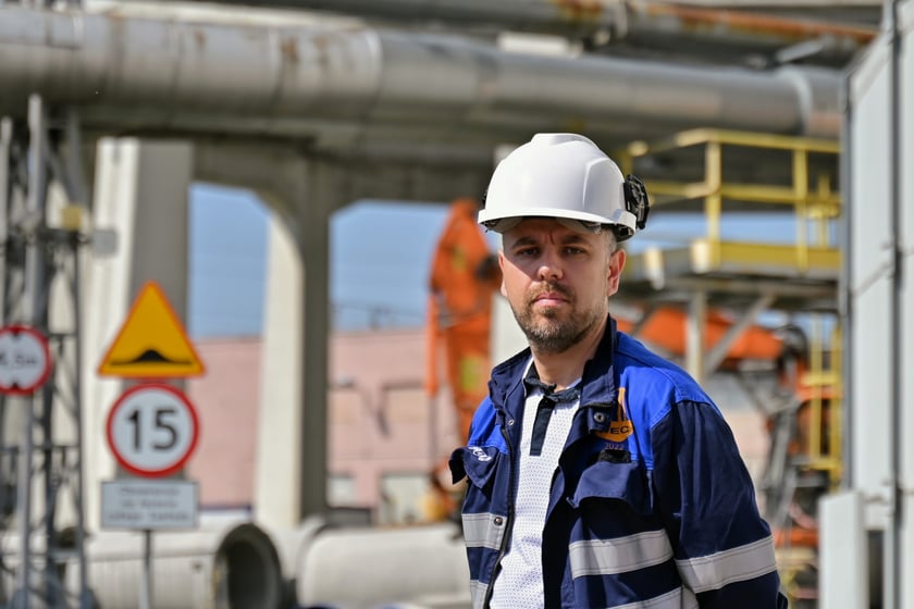Krystian Koper, po. kierownik Wydziału Koordynacji i Wsparcia Ruchu, jest związany z elektrociepłownią od dziecka. Nie ma w tym stwierdzeniu przesady. Pracował tu jego tata. Mieszkali tuż za bramą zakładu. Od dziecka miała z nim styczność. Podobnie jak tata, życie zawodowe związał z CE Czechnica.&nbsp;