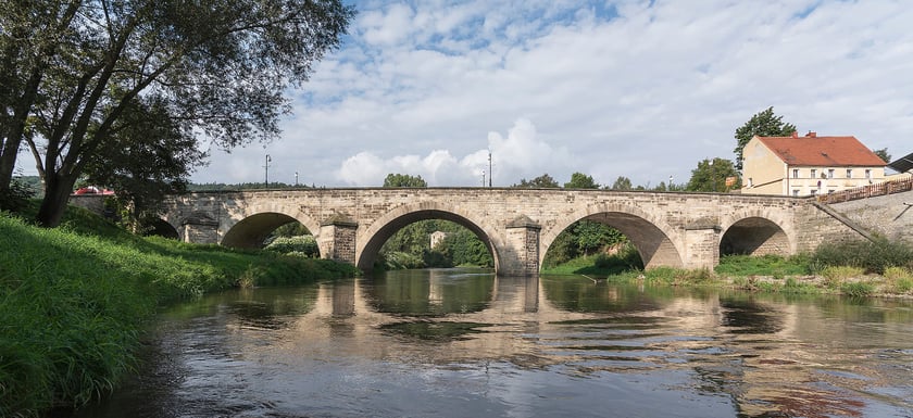 Bardo to miasto nad Nysą Kłodzką, znane przede wszystkim ze spływ&oacute;w kajakowych i Madonny Tronującej w pocysterskiej bazylice. Warto się tam wybrać ze względu na jedno i drugie. Spływ jest relaksujący i odprężający, a Madonna to ponoć najstarsza romańska drewniana rzeźba na Dolnym Śląsku.
Atrakcją są r&oacute;wnież szlaki, w tym pielgrzymkowy, kt&oacute;ry biegnie do Ząbkowic Śląskich. W Bardzie znajduje się węzeł wszystkich tras pieszych przez G&oacute;ry Bardzkie.
Z Wrocławia Gł&oacute;wnego na stację Bardo Śląskie jeżdżą&nbsp;pociągi Kolei Dolnośląskie i Intercity. Najkr&oacute;tsza opcja to godzina i kilkanaście minut.