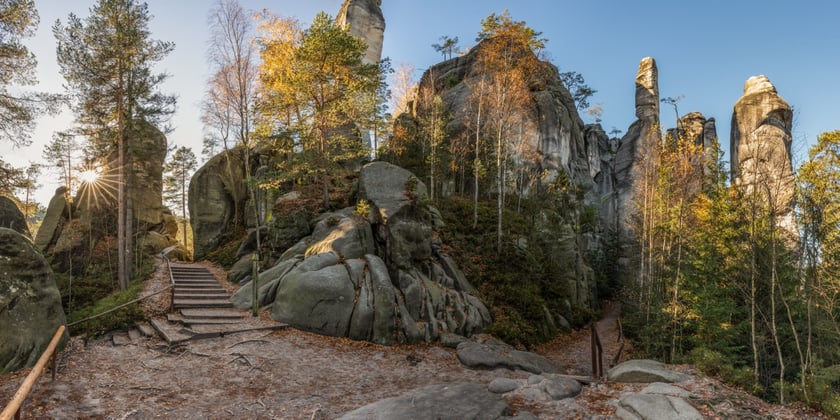 Adrspach to Skalne Miasto w czeskich G&oacute;rach Stołowych. &bdquo;Kto wstąpi do narodowego rezerwatu przyrody Skał Adrszpasko-Teplickich, znajdzie się w zupełnie innym świecie&rdquo; &ndash; czytamy na oficjalnej stronie internetowej. Por&oacute;wnanie do innego świata wzmacniają nietypowe kształty formacji skalnych oraz ich nazwy: Dzban, Kochankowie, Starosta i Starościna, wąw&oacute;z Mysia Nora. Przejrzyście oznaczony szlak wije się, spada i wznosi pośr&oacute;d skał. Prowadzi także do Wielkiego Wodospadu, kt&oacute;ry leci w d&oacute;ł z 16 metr&oacute;w i nad skalne jezioro, po kt&oacute;rym pływają ł&oacute;dki.
Dobra rada: kupić bilet (i ewentualnie wjazd na parking) wcześniej w sklepie elektronicznym.
Pociągi&nbsp;KD dojeżdżają z Wrocławia Gł&oacute;wnego do Adrspach w około dwie i p&oacute;ł godziny.