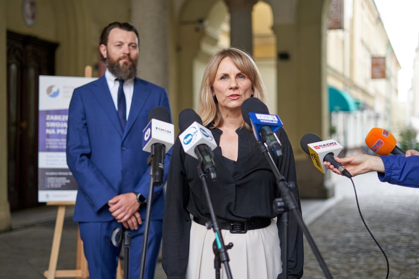 Uczestnicy konferencji: przy mikrofonie Joanna Nyczak, dyrektorka Wydziału Zdrowia UMW, z tyłu dr n. med. Piotr Lepka z Dolnośląskiego Centrum Onkologii, Pulmonologii i Hematologii