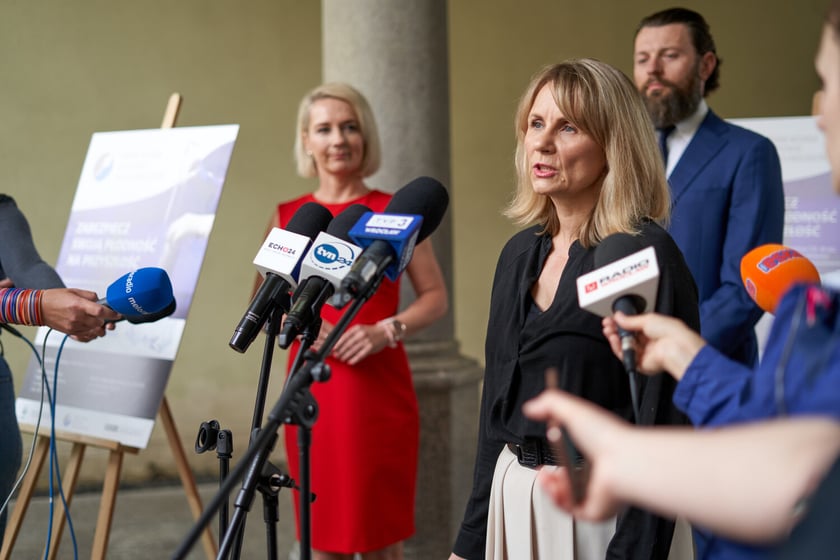 Uczestnicy konferencji: Joanna Nyczak, dyrektorka Wydziału Zdrowia UMW, z tyłu dr n. med. Piotr Lepka z Dolnośląskiego Centrum Onkologii, Pulmonologii i Hematologii