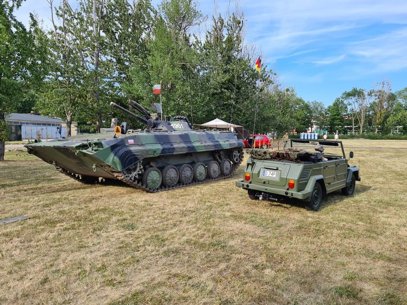 Zdjęcia z poprzednich edycji X Wrocławskiej Prezentacji Grup Rekonstrukcji Historycznych, pojazdów militarnych i służb mundurowych REKON