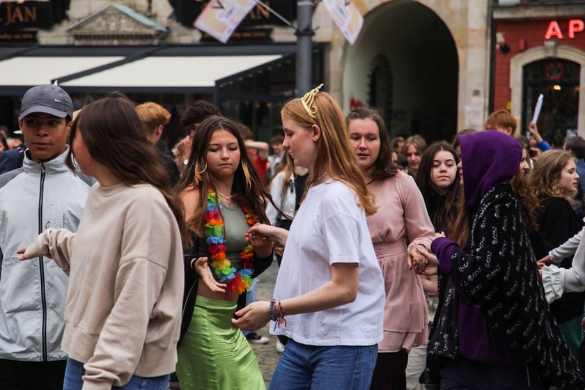 Uczniowie XIII LO we Wrocławiu na urodzinach Fredry