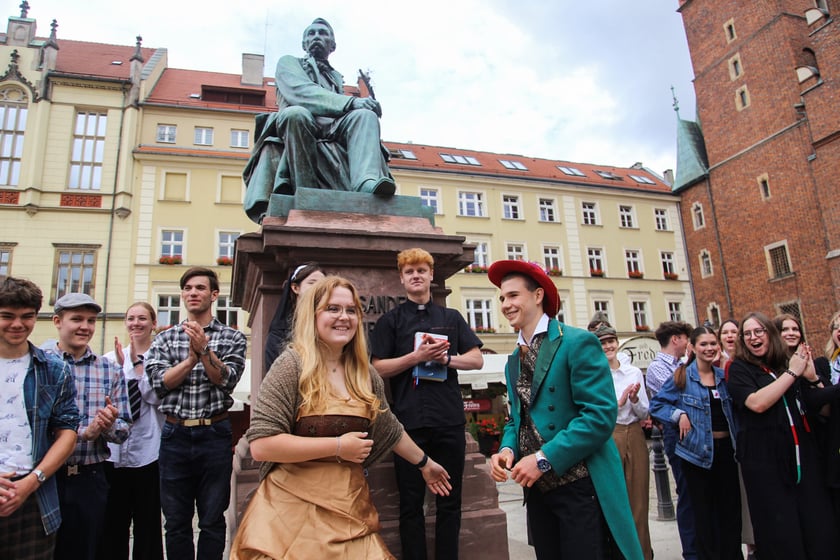Uczniowie XIII LO we Wrocławiu na urodzinach Fredry