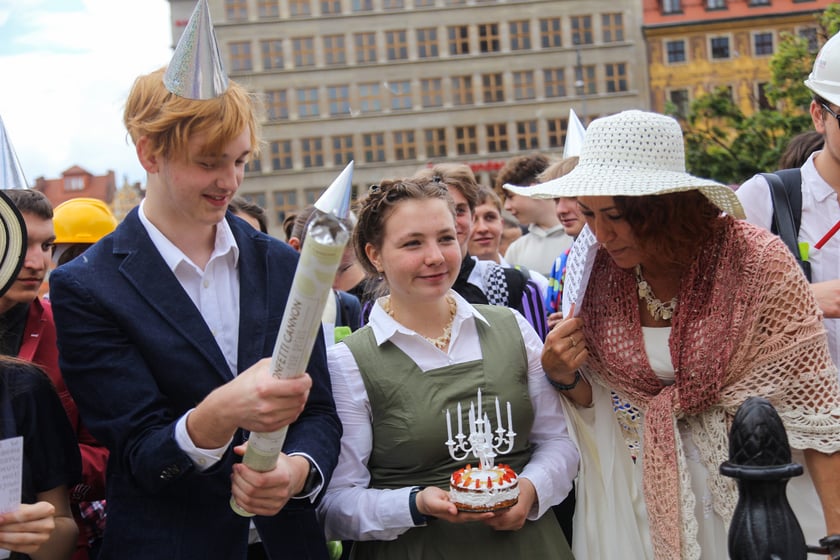 Uczniowie XIII LO we Wrocławiu na urodzinach Fredry