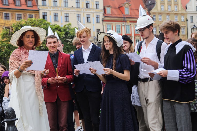 Uczniowie XIII LO we Wrocławiu na urodzinach Fredry