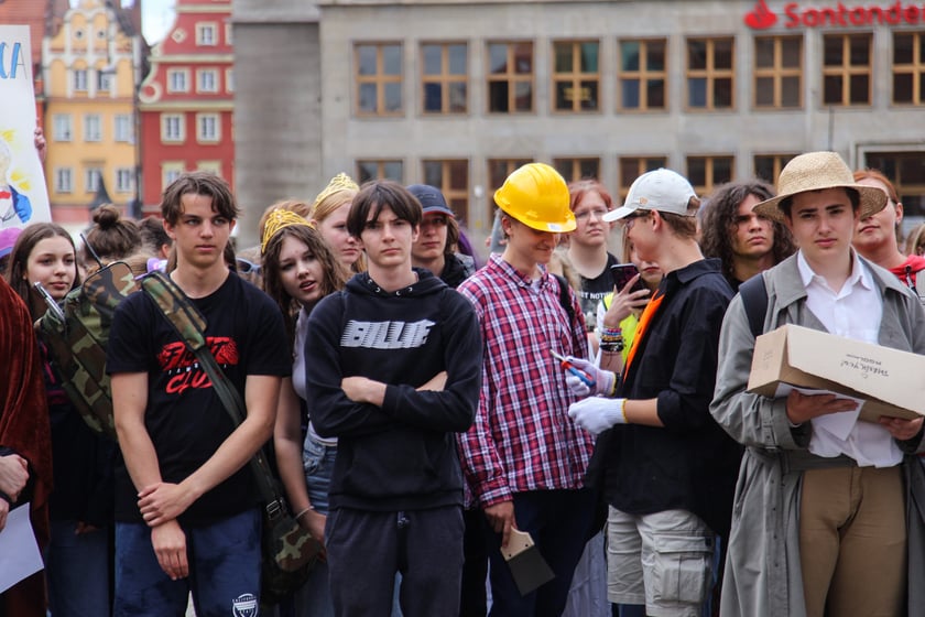 Uczniowie XIII LO we Wrocławiu na urodzinach Fredry