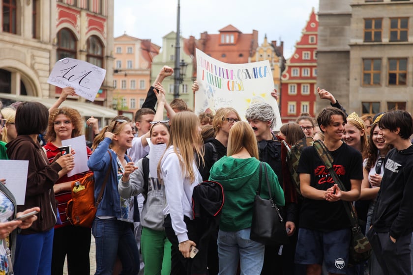 Uczniowie XIII LO we Wrocławiu na urodzinach Fredry