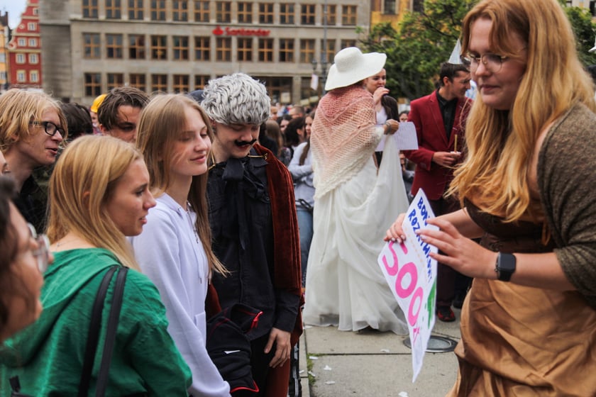 Uczniowie XIII LO we Wrocławiu na urodzinach Fredry
