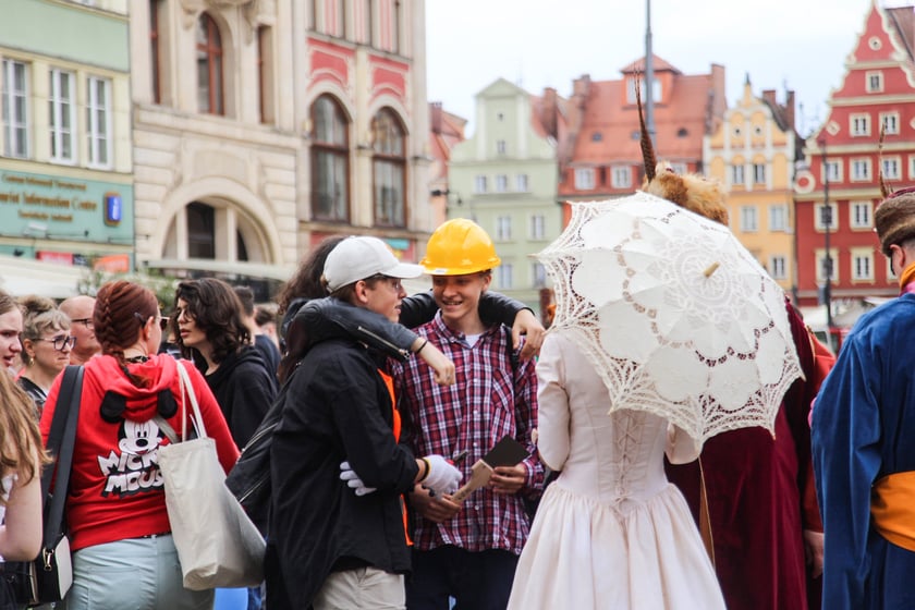 Uczniowie XIII LO we Wrocławiu na urodzinach Fredry