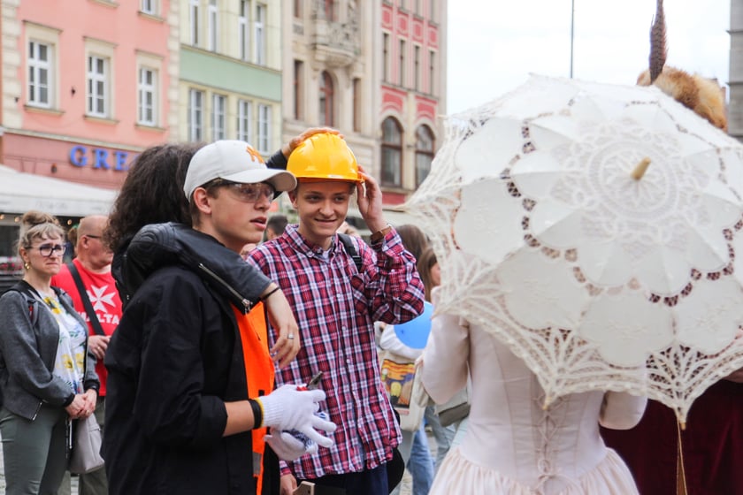 Uczniowie XIII LO we Wrocławiu na urodzinach Fredry