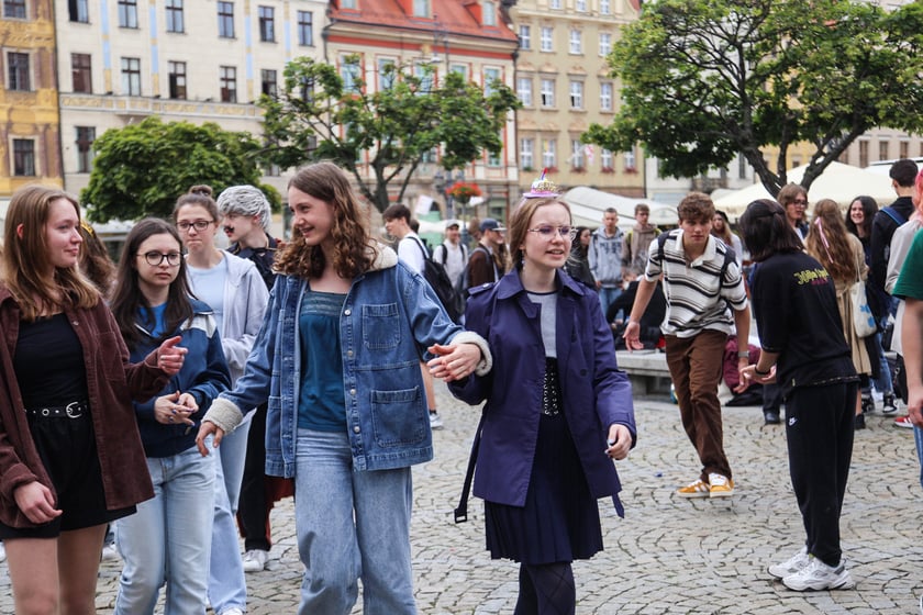 Uczniowie XIII LO we Wrocławiu na urodzinach Fredry