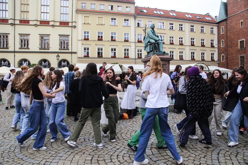 Uczniowie XIII LO we Wrocławiu na urodzinach Fredry