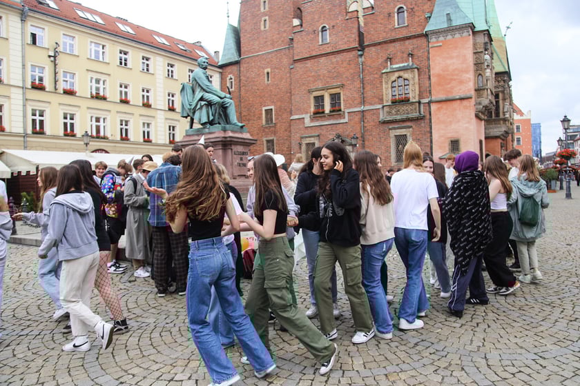 Uczniowie XIII LO we Wrocławiu na urodzinach Fredry