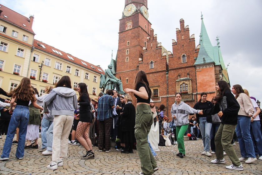 Uczniowie XIII LO we Wrocławiu na urodzinach Fredry