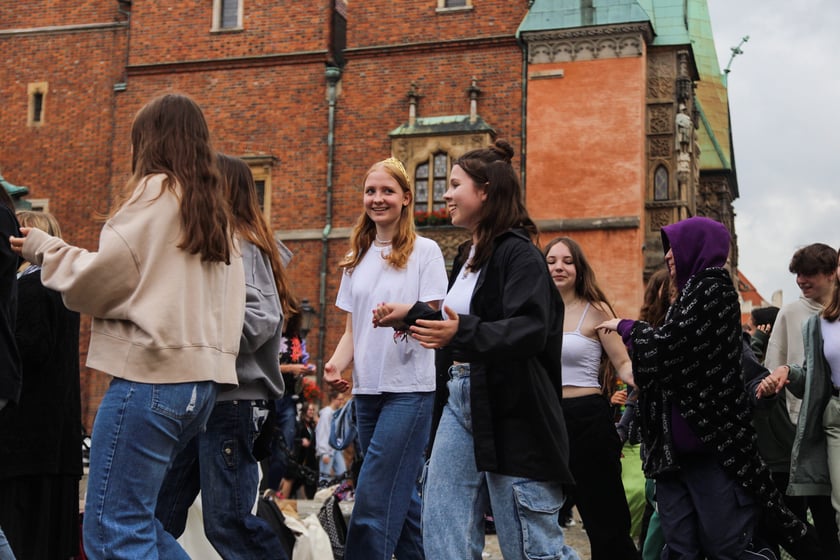 Uczniowie XIII LO we Wrocławiu na urodzinach Fredry