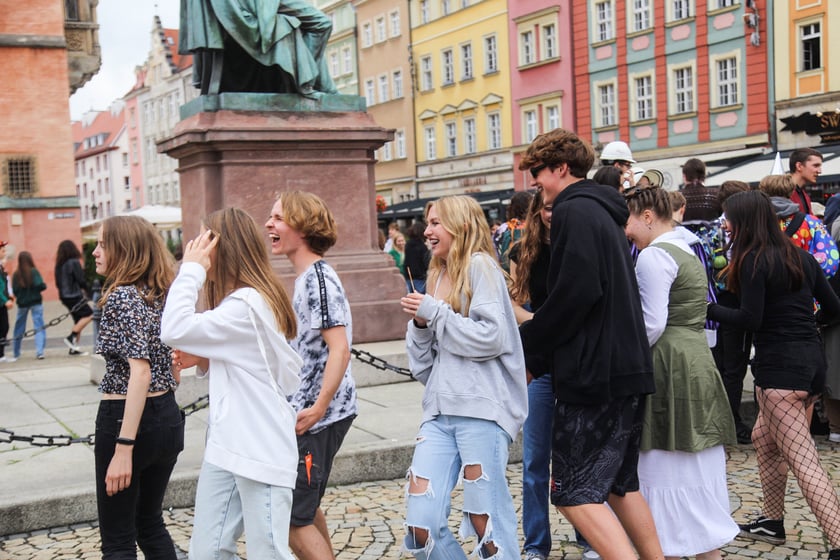Uczniowie XIII LO we Wrocławiu na urodzinach Fredry