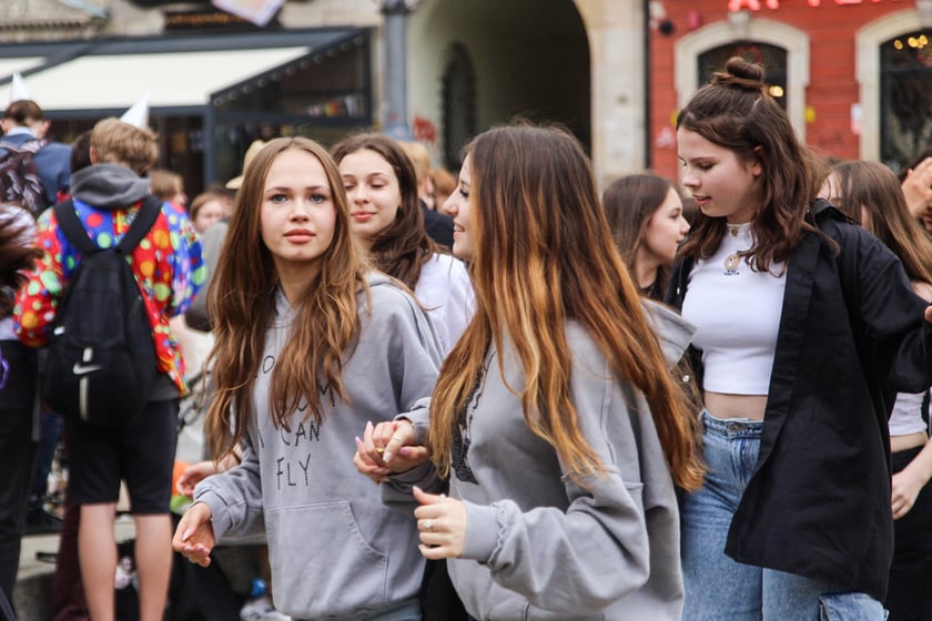 Uczniowie XIII LO we Wrocławiu na urodzinach Fredry