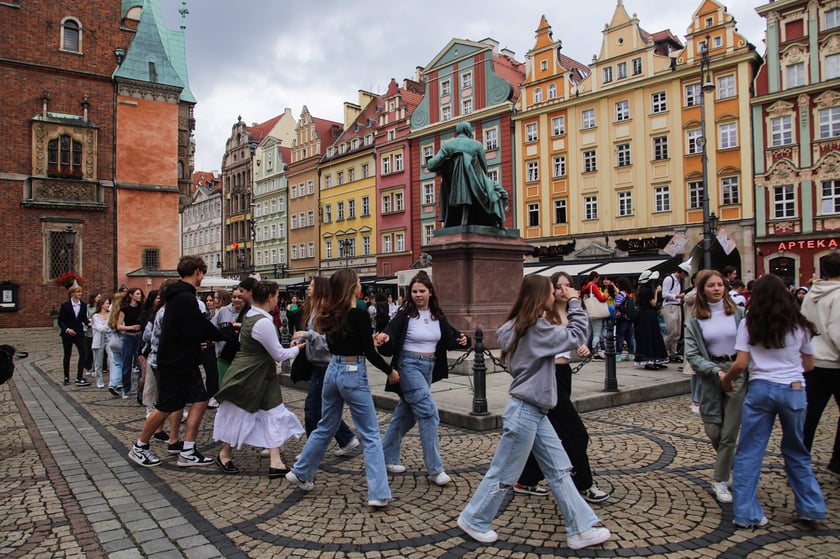 Uczniowie XIII LO we Wrocławiu na urodzinach Fredry