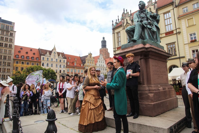 Uczniowie XIII LO we Wrocławiu na urodzinach Fredry