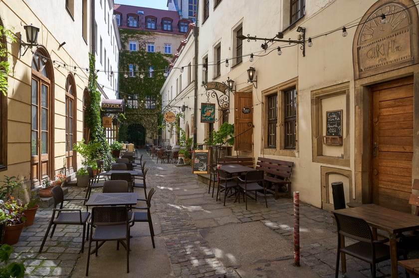 Restauracja Dw&oacute;r Polski
Jeśli szukacie miejsca, w kt&oacute;rym odpoczniecie od zgiełku miasta i skosztujecie polskich potraw &ndash; zajrzyjcie do restauracji Dw&oacute;r Polski na wrocławskim Rynku. Niezwykłą atrakcją i inspirującym doświadczeniem jakie można tutaj przeżyć jest kolacja w ciemności (Dine in the dark), kt&oacute;ra odbywa się w podziemiach restauracji.
&ndash; Od strony wrocławskiego Rynku zapraszamy Państwa do eleganckich wnętrz restauracji, kt&oacute;re tworzą wspaniałą atmosferę dla spotkań rodzinnych i biznesowych. Składająca się z trzech sal restauracja mieści do 80 os&oacute;b. Latem nasi goście świetnie czują się w ogrodach (od strony Rynku), gdzie można podglądać życie miasta lub w zacisznym i zielonym patio kamienicy &ndash; czytamy na stronie restauracji.
W menu znajdziemy dania kuchni polskiej. Szef kuchni&nbsp;&ndash;&nbsp;Artur Dawid dba o to, aby karta zmieniała się sezonowo i była dostosowana do p&oacute;r roku. Wśr&oacute;d dań, kt&oacute;re poleca najbardziej są potrawy z kaczką i dziczyzną.

Adres: Rynek 5
Godziny otwarcia: codziennie od godz. 11:00 do 23:00

Szczeg&oacute;ły oraz menu można zobaczyć na stronie restauracji.
