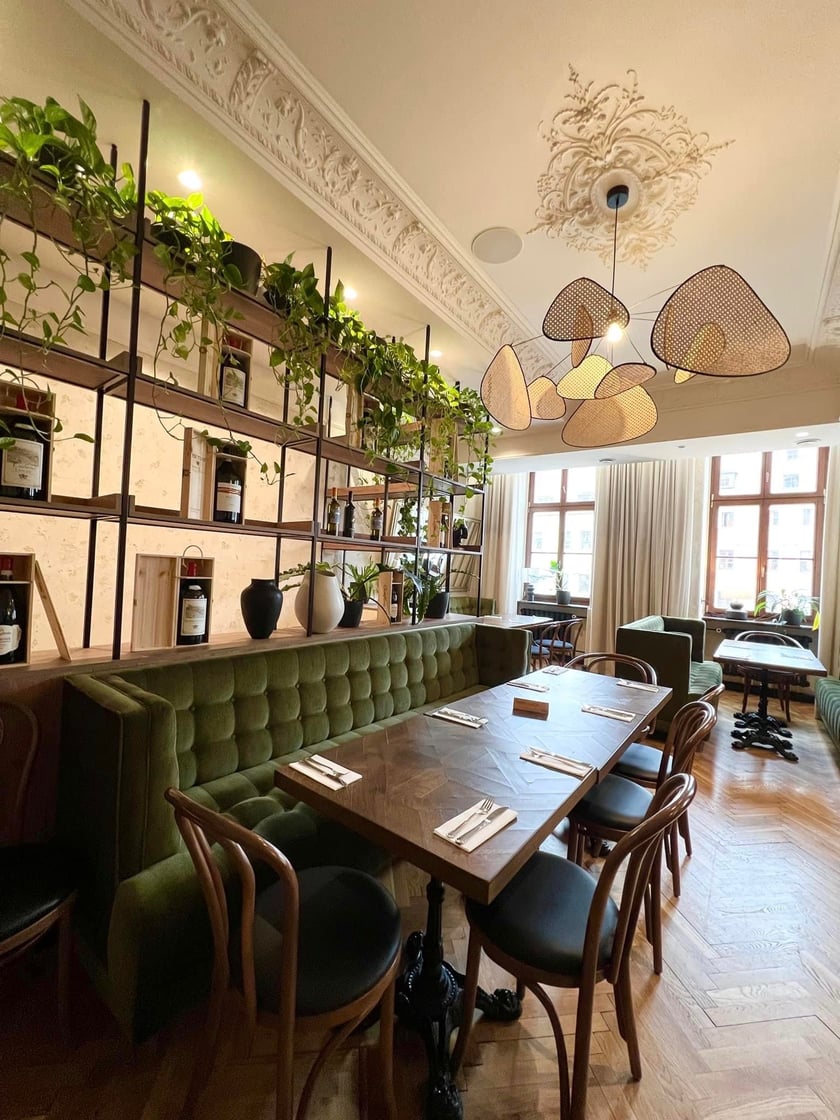 Ristorante La Vita&nbsp;&egrave;&nbsp;Bella
Lubicie włoską kuchnię? Jeśli tak, to koniecznie odwiedźcie La Vita&nbsp;&egrave; Bella na wrocławskim Rynku. Tu spr&oacute;bujecie włoskich specjał&oacute;w w nowoczesnej odsłonie. Dodatkowo spędzicie miło czas w eleganckim wnętrzu lub w restauracyjnym ogr&oacute;dku.&nbsp;
W menu są m.in. dania mięsne, ryby, makarony, pizza, zupy, sałatki czy desery. Wśr&oacute;d nich tiramisu truskawkowe, panna cotta i limone di amalfi (zmrożony krem cytrynowy z białą czekoladą i miętą).

Adres:&nbsp;Rynek 38
Godziny otwarcia: codziennie od godz. 12:00 do 00:00

Szczeg&oacute;ły oraz menu można zobaczyć na stronie restauracji.
