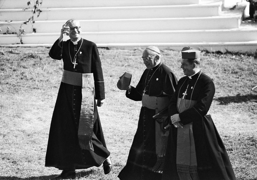 Kard. Franciszek Macharski (pierwszy z lewej), kard. Agostino Casaroli, sekretarz stanu Państwa Watykańskiego (w środku) oraz kard. J&oacute;zef Glemp, Prymas Polski podążający w stronę ołtarza na wrocławskich Partynicach