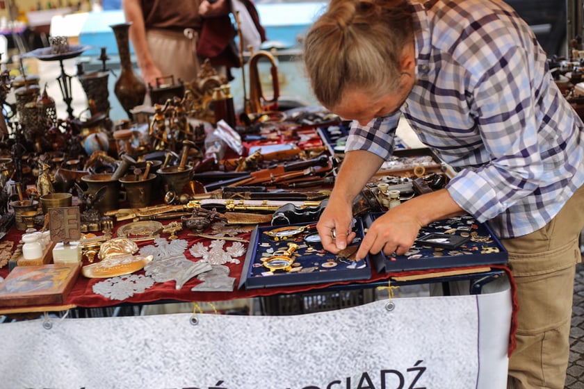 Giełda staroci przy Hali Stulecia