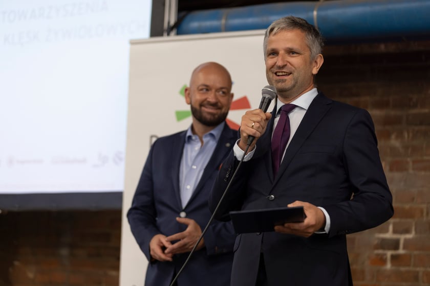 Bartłomiej Świerczewski, dyrektor Departamentu Spraw Społecznych, z tyłu&nbsp;Jacek Sutryk, prezydent Wrocławia