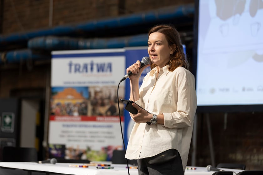 Otwarcie dyskusji w formie long table: rozmowa nie jest moderowana, każdy może usiąść przy stole i zabrać głos