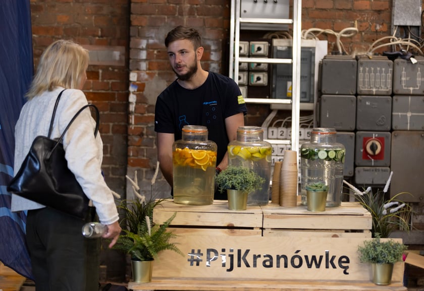 Punkt MPWiK promujący picie kran&oacute;wki zamiast wody butelkowanej&nbsp;