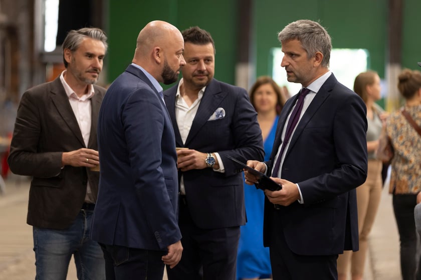 Z przodu Jacek Sutryk, prezydent Wrocławia i Bartłomiej Świerczewski, dyrektor Departamentu Spraw Społecznych
&nbsp;