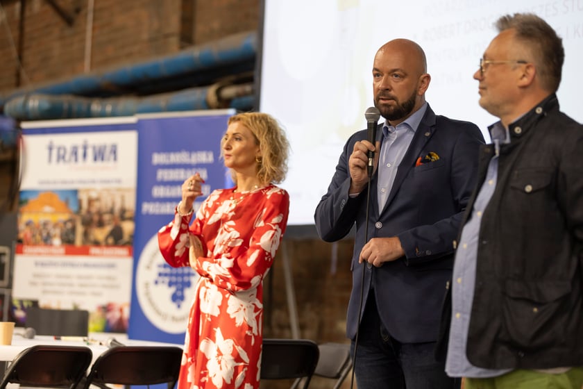 Maria Lewandowska-Mika, dyrektorka Dolnośląskiej Federacji Organizacji Pozarządowych,&nbsp;Jacek Sutryk, prezydent Wrocławia,&nbsp;i&nbsp;Robert Dragoś, prezes stowarzyszenia Centrum ds. Katastrof, Klęsk Żywiołowych Tratwa
