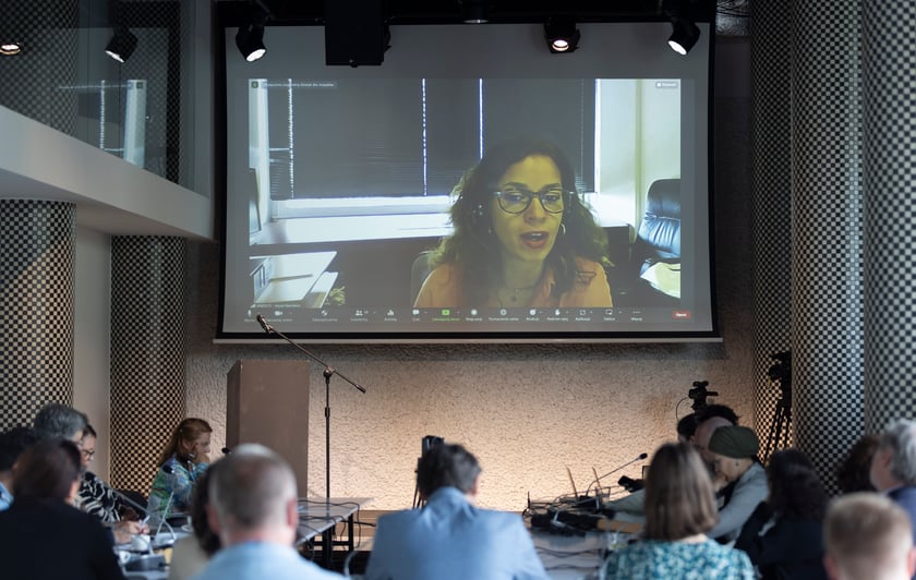 Uczestnicy posiedzenia Europejskiej Koalicji Miast przeciwko Rasizmowi słuchają wystąpienia online Joyce Monteiro z UNESCO