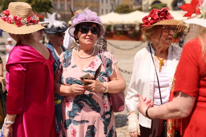 Wrocławscy seniorzy pod pomnikiem Fredry