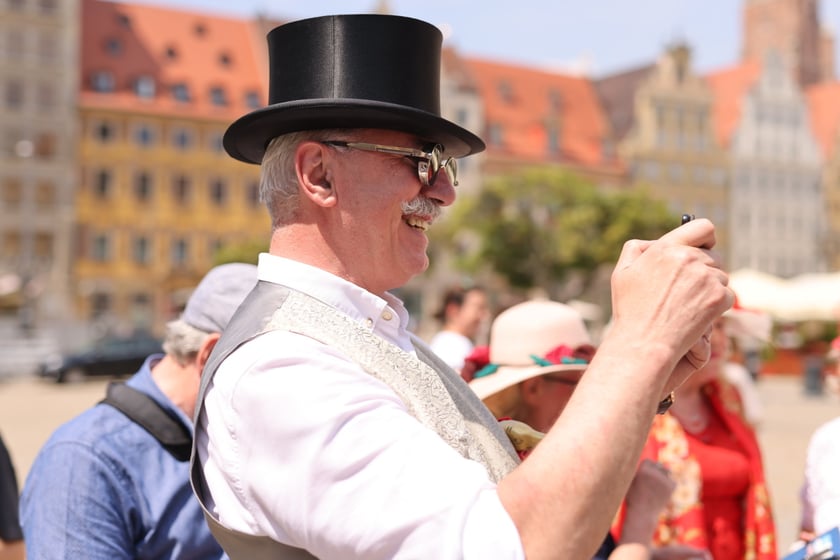 Wrocławscy seniorzy pod pomnikiem Fredry