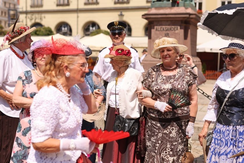Wrocławscy seniorzy pod pomnikiem Fredry