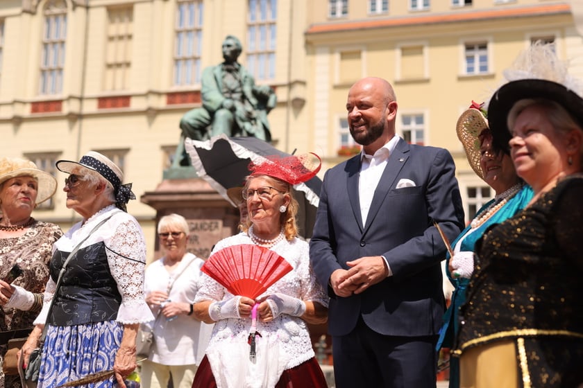 Wrocławscy seniorzy pod pomnikiem Fredry